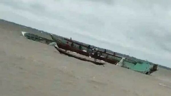 বরিশাল/ মেঘনায় ৪ হাজার বস্তা চিনিসহ কার্গোডুবি