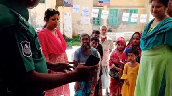 বরিশালে ইলিশ নিয়ে ধরা বিমানের দুই যাত্রী