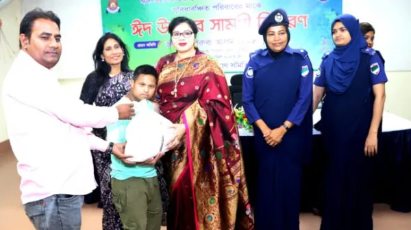 কুষ্টিয়ার আয়েজনে ঈদ উপহার সামগ্রী বিতরণ