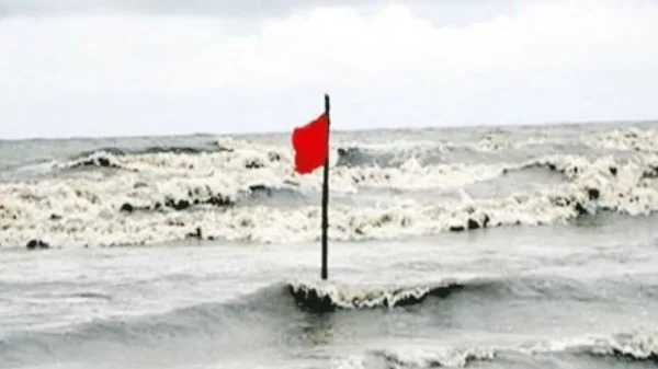 চার নম্বর হুঁশিয়ারি সংকেত সমুদ্র বন্দরে