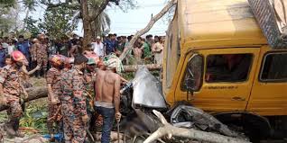 ঝালকাঠিতে ট্রাক, অটোরিকশা ও প্রাইভেটকারের ত্রিমুখী সংঘর্ষে ১২ জন নিহত হয়েছেন।