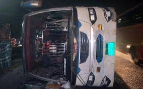 মাহিন্দ্র উল্টে চালকসহ নিহত ২ মাদারীপুরে