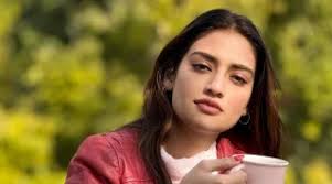 শিম্পাঞ্জি চুমু খেলো নুসরাতের গালে