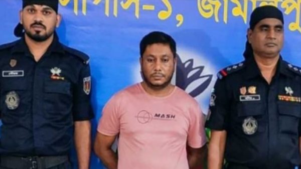 প্রাণিসম্পদমন্ত্রীর পরিচালককে মারধর, অভিযুক্ত কর্মকর্তার পদায়ন বাতিল