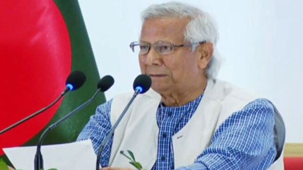 ড. ইউনূস জাতির উদ্দেশে ভাষণ দিচ্ছেন