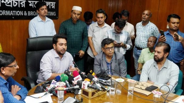 বিচারের আওতায় আনা হবে ফ্যাসিবাদে জড়িত কবি-সাহিত্যিকদের: নাহিদ ইসলাম
