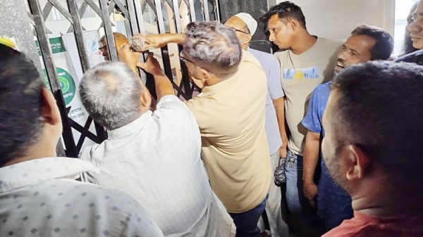শিবগঞ্জ ব্যাংকের গেটে তালা দিলেন গ্রাহকরা