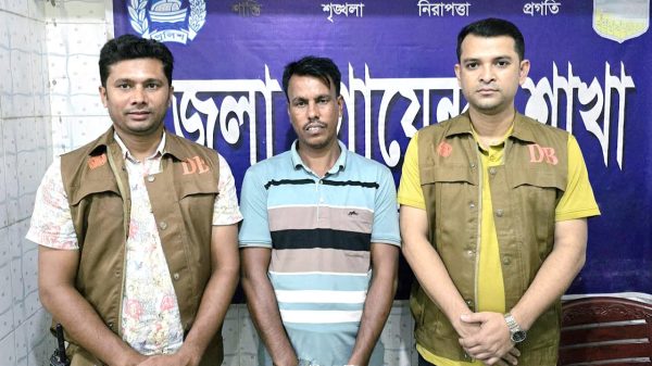 ১০ লাখ টাকায় পুলিশে চাকরি, আবুল হায়াত আটক!