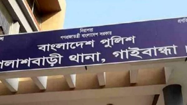 গাইবান্ধা ট্রাক্টর-অটোরিকশায় বলি যুবক