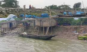 উপকূলের মানুষ ঝুঁকিপূর্ণ বেড়িবাঁধ নিয়ে দুশ্চিন্তায়