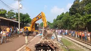 গাজীপুরে অবৈধভাবে গড়ে উঠা স্থাপনা গুঁড়িয়ে দিয়েছে রেলওয়ে কর্তৃপক্ষ