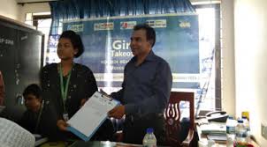 খুলনা এক ঘণ্টার জন্য শিক্ষা কর্মকর্তার দায়িত্ব পেলেন কলেজছাত্রী রত্না