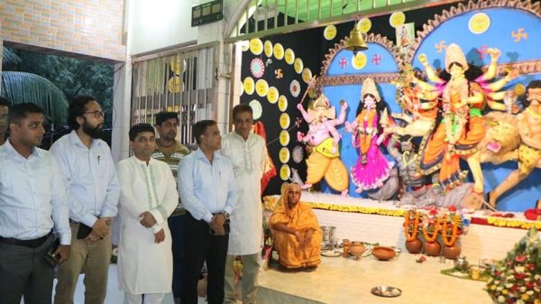 বরিশালে পূজা মন্ডপ পরিদর্শনে বিভাগীয় কমিশনার ও জেলা প্রশাসক