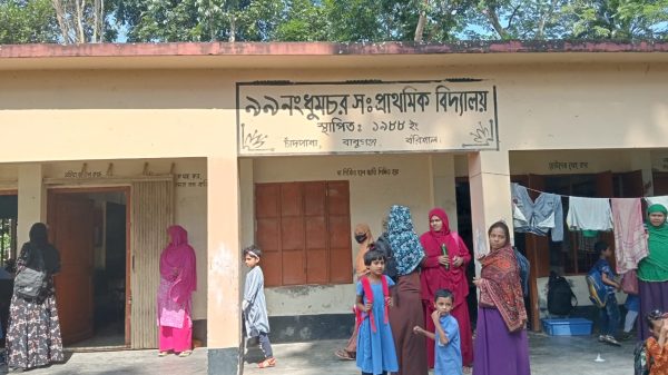 বরিশাল প্রাথমিকের ভিতরে স্কুল টাইমে প্রধান শিক্ষকের কোচিং বাণিজ্য!