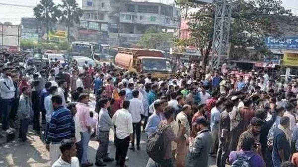 এস আলম ব্যাংক কর্মকর্তা-কর্মচারীদের মহাসড়ক অবরোধ