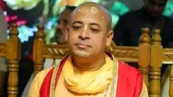 রাজধানী ডিবি অফিসের সামনে ইসকন সদস্যদের অবস্থান
