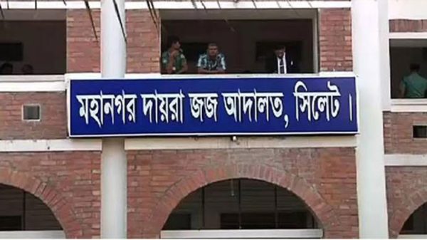 আদালত প্রাঙ্গণে আসামিকে গণধোলাই