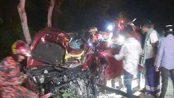 বাগেরহাটে গাছের সঙ্গে ধাক্কা, চালকসহ নিহত ২