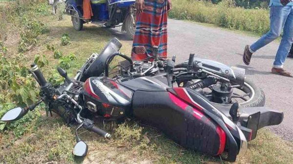 কবরস্থানের দেয়ালে নিহত ২ বন্ধুর