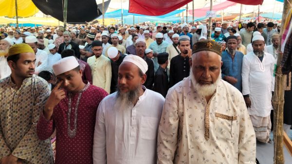 রংপুরে কুকরুল সড়কের পাশে মুসল্লিদের ঢল