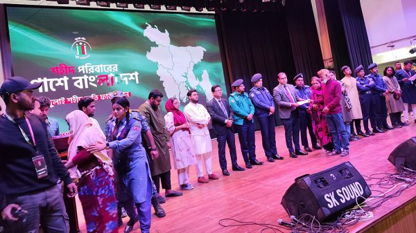 খুলনায় তিন কোটি টাকা পেল ৫৮ শহিদ পরিবার