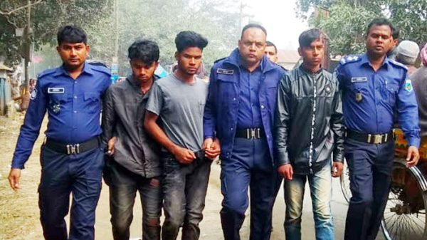 সিরাজগঞ্জে পুলিশ পরিচয়ে আটক ৭ ডাকাত