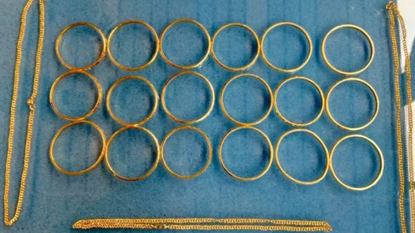 বিমানে মিললো পলিথিনে মোড়ানো সোনার চালান