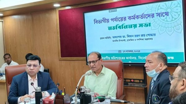 বিভাগীয় কর্মকর্তাদের সঙ্গে গণশিক্ষা উপদেষ্টা পোদ্দার মতবিনিময়