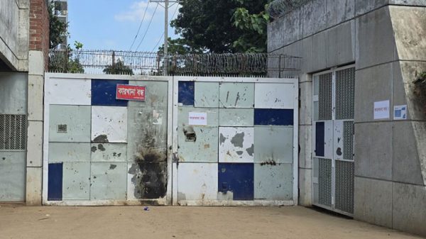 ১২ কারখানায় ছুটি ঘোষণা আশুলিয়ায়