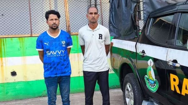 চট্টগ্রামে প্রাইভেটকার ভর্তি ফেনসিডিল ও গাঁজাসহ গ্রেফতার ২