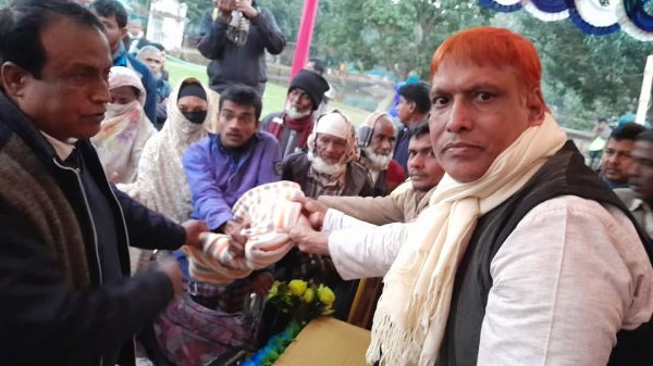 রাজশাহী পুঠিয়ার শিলমাড়িয়ায় আবু বক্কর সিদ্দিকের তত্ত্বাবধানে শীতবস্ত্র বিতরন