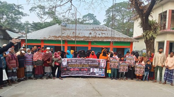 স্বামীর খুনিঁদের ফাঁসির দাবিতে ৭ মাসের কন্যা শিশুকে নিয়ে মানববন্ধন