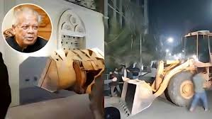 গুঁড়িয়ে দেওয়া হচ্ছে আমুর বরিশালের বাসভবন