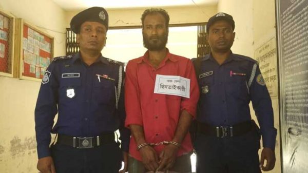 পিরোজপুরে স্বর্ণ ছিনতাইকারী মিলন শেখ আটক