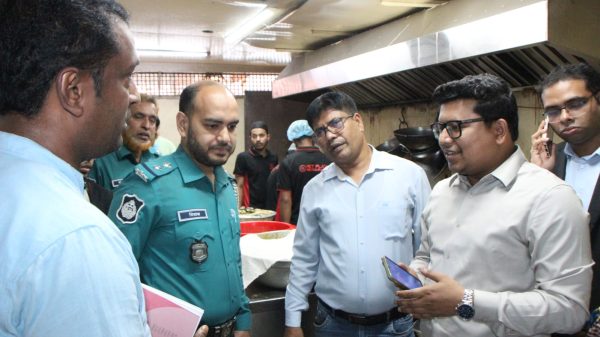 বরিশালে মাহে রমযান উপলক্ষ্যে জেলা প্রশাসনের মোবাইল কোর্ট অভিযান।