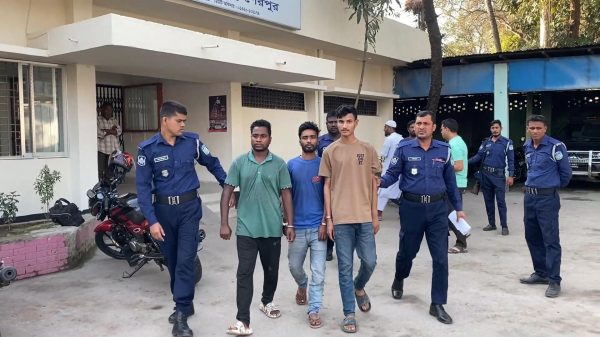 পাবনা ইউএনওর কক্ষেই জামায়াত নেতাদের বেধড়ক পেটালেন বিএনপি নেতারা