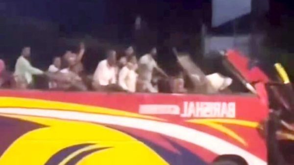 উড়ে গেল বাসের ছাদ তবুও চলল ১০ কিলোমিটার