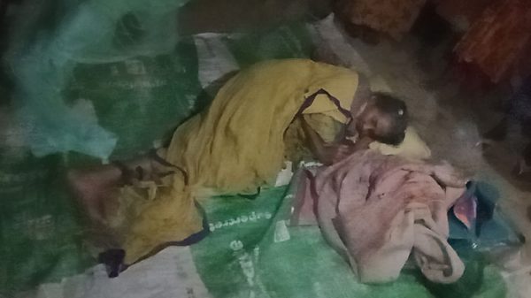 নওগাঁ ৯০ বছরের মাকে মাঠে ফেলে গেলেন মেয়ে