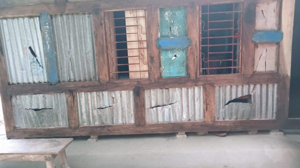 আগৈলঝাড়ায় স্বেচ্ছাসেবক দলের নেতার বাড়িতে দলীয় প্রতিপক্ষের হামলা-ভাঙচুর, আহত ৫