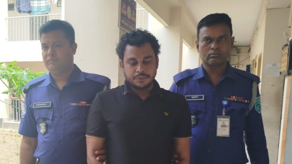 এসপি ডিসি পরিচয়ের কাকিনার প্রতারক, বরিশালে গ্রেফতার
