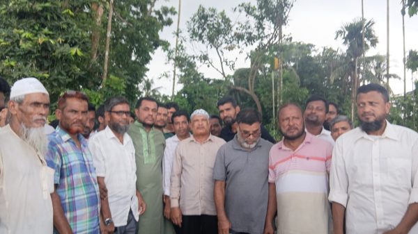 চন্দ্রমোহন নদী ভাঙনে বিলীন হচ্ছে ঘরবাড়ি, আতঙ্কে গ্রামবাসী