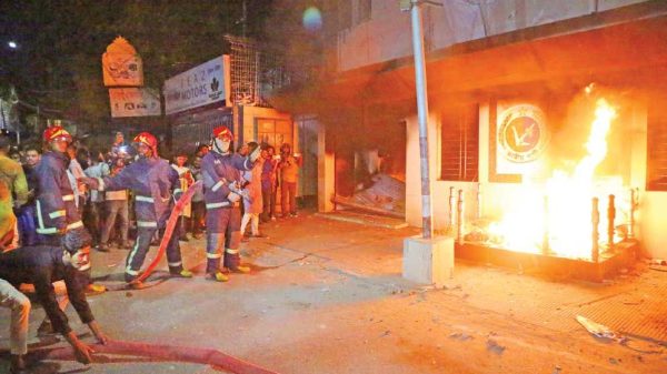 জাতীয় পার্টির অফিসের সামনে রণক্ষেত্র
