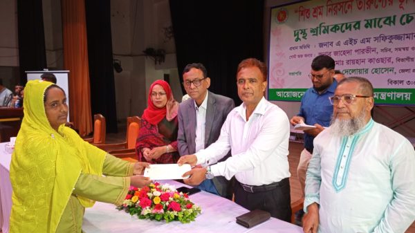 বরিশালে শিশু শ্রম নিরসনে তারুণ্যের ভূমিকা বিষয়ক কর্মশালা এবং দুস্থ শ্রমিকদের মাঝে চেক বিতরণ অনুষ্ঠান।