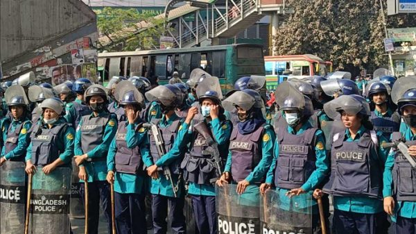 সারাদেশে আইন-শৃঙ্খলা নিয়ন্ত্রণে কঠোর পুলিশ