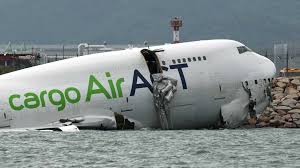 রানওয়ে থেকে কার্গো উড়োজাহাজ সাগরে পড়ে নিহত ২