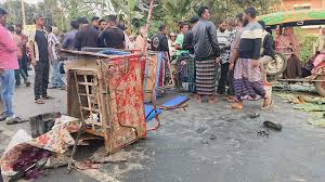 বাস-ইজিবাইকের মুখোমুখি সংঘর্ষ, একই পরিবারের চারজন নিহত