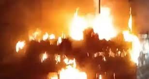 মধ্যরাতে মানিকগঞ্জে  স্কুলবাসে অগ্নিসংযোগ, চালক দগ্ধ