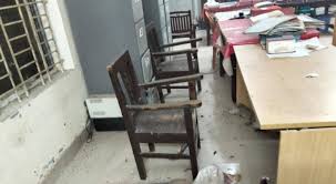 কোটালীপাড়া থানায় ও উপজেলা পরিষদে ককটেল হামলা