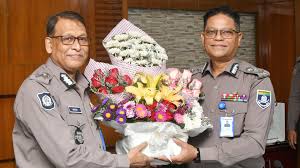 নবনিযুক্ত আইজিপির রাজারবাগ পুলিশ স্মৃতিসৌধে শ্রদ্ধা