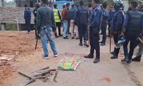 দুই পক্ষের মধ্যে দফায় দফায় সংঘর্ষ ও ককটেল বিস্ফোরণ, আহত ১০